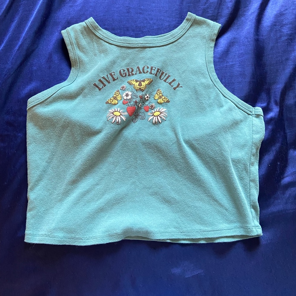 Cute cropped shirt